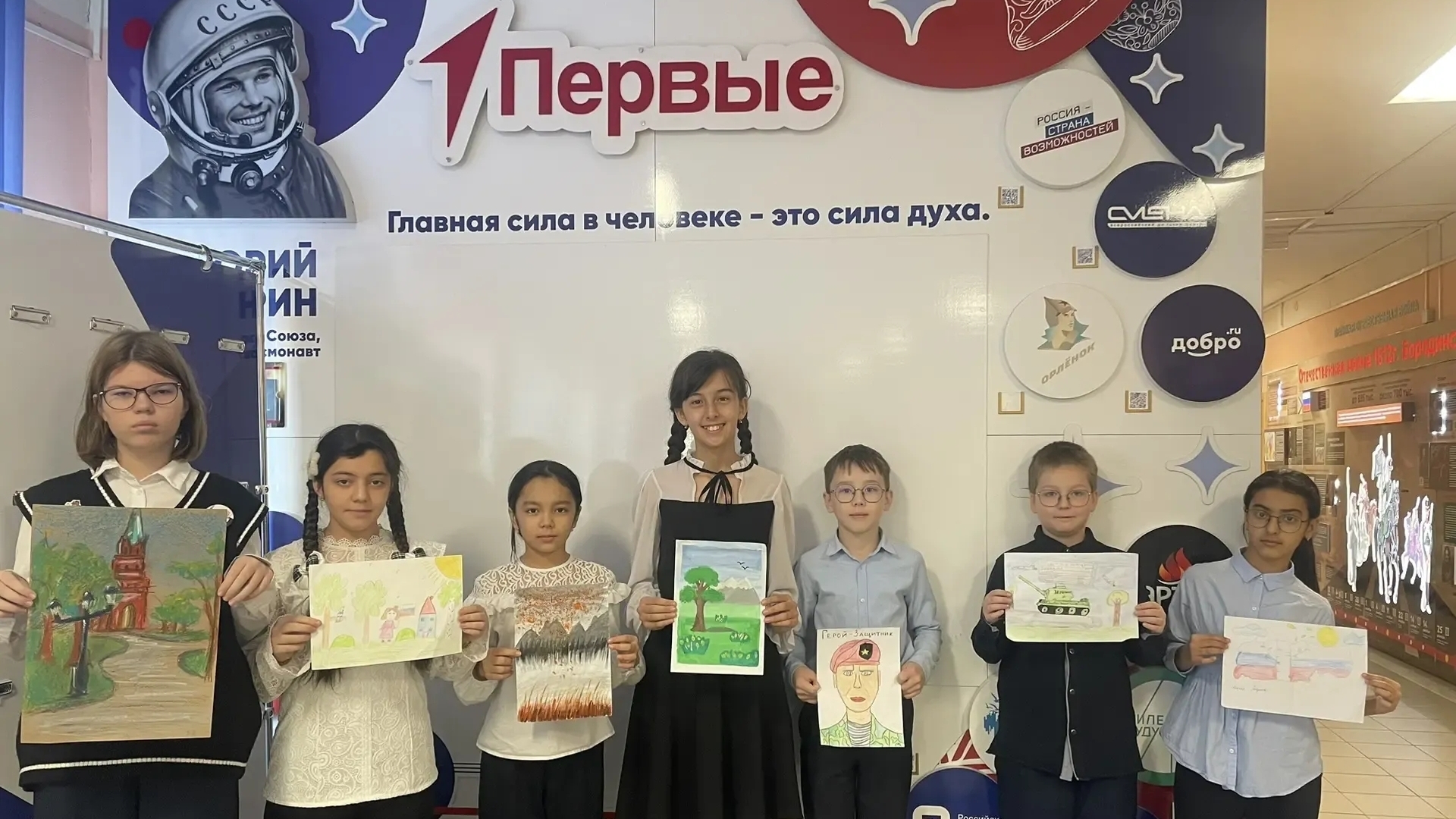 Юные художники представили работы на конкурсе «Галерея первых»